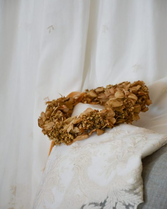 Corona flores preservadas invitada