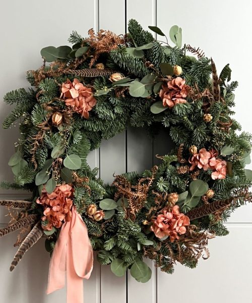 Corona de Navidad artesanal Copenhague con abeto fresco, hortensia preservada y plumas naturales