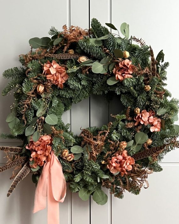 Corona de Navidad artesanal Copenhague con abeto fresco, hortensia preservada y plumas naturales