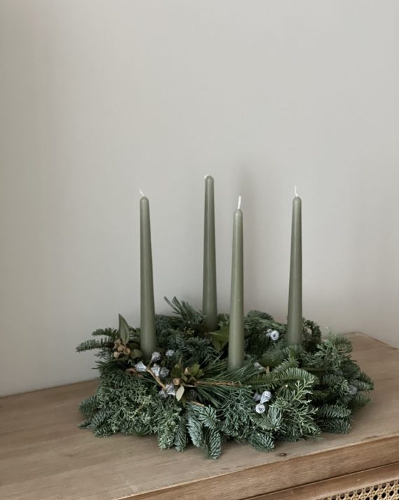 Centro circular con velas verde seco y verdes naturales