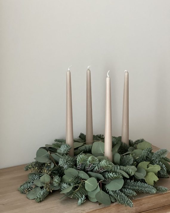 Centro redondo con velas sahara, abeto y eucalipto fresco