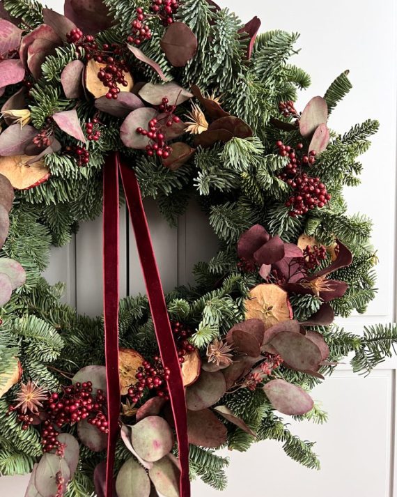 Corona de Navidad en granate con abeto, eucalipto populus y pimienta seca