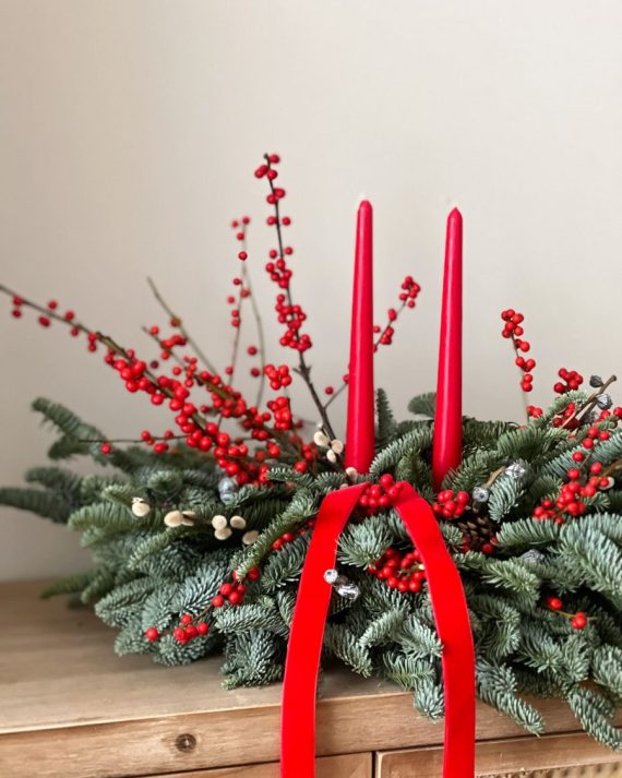Detalle del ilex rojo fresco en centro navideño artesanal